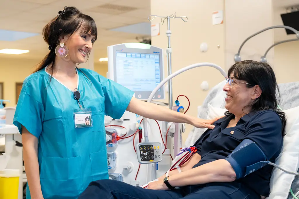 Diaverum nurse supporting a patient during dialysis treatment.